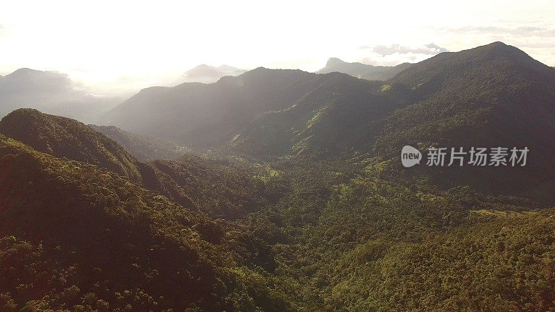 鸟瞰图的山脉在Paraty，里约热内卢de Janeiro，巴西